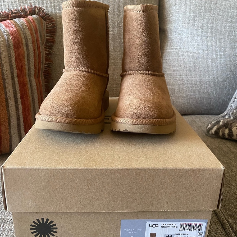 Kid UGG- Size 11 | Chestnut | Authentic
